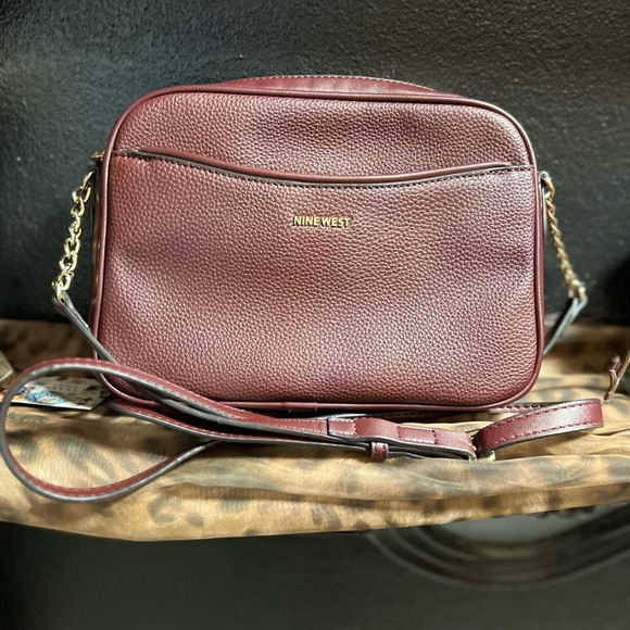 EUC- NINE WEST BURGUNDY SUPER CUTE CROSSBODY BAG WITH GOLD ACCENT CHAINS - Picture 9 of 12